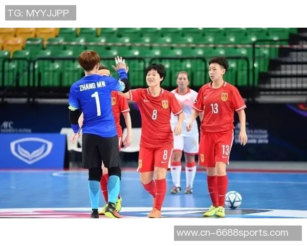 雨中挥洒青春汗水足球女将展现无畏风采与拼搏精神